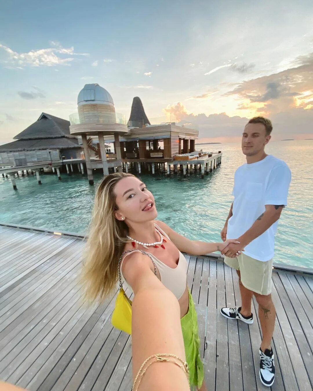 Четверо на мальдивах. Плавающий завтрак на мальдивах. Девушка на мальдивах. Путешествия мальдивы. Тур на мальдивы.