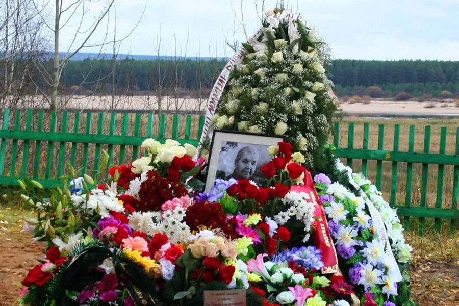 Где похоронили абрамова. Могила федора абрамова. похороны федора абрамова. похороны федора абрамова в верколе.