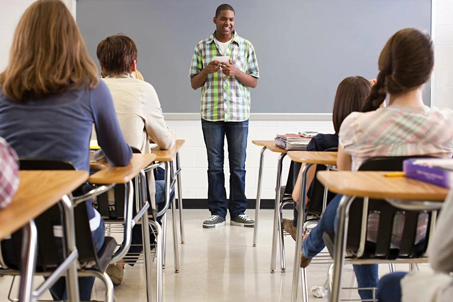 Student speech. Выступление перед классом. Человек перед классом. Студент выступает перед классом. Огромная аудитория людей.