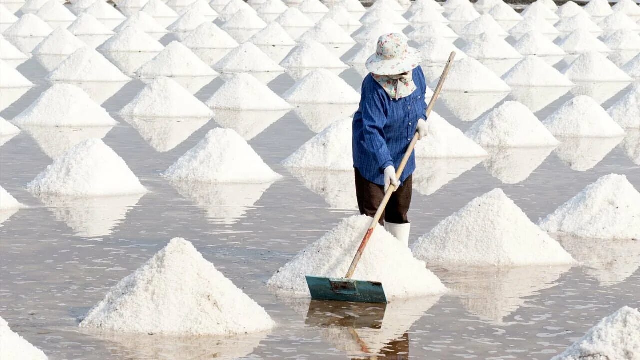 Добыча соли. Добыча соли выпариванием. Добыча соли из морской воды. Поваренная соль добыча.