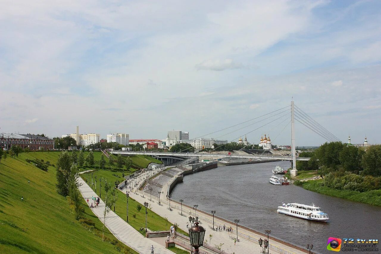 Вода в реке тура тюмень сегодня. Набережная Тюмень. Река в Тюмени на набережной. Набережная тура Тюмень. Река тура Тюмень.