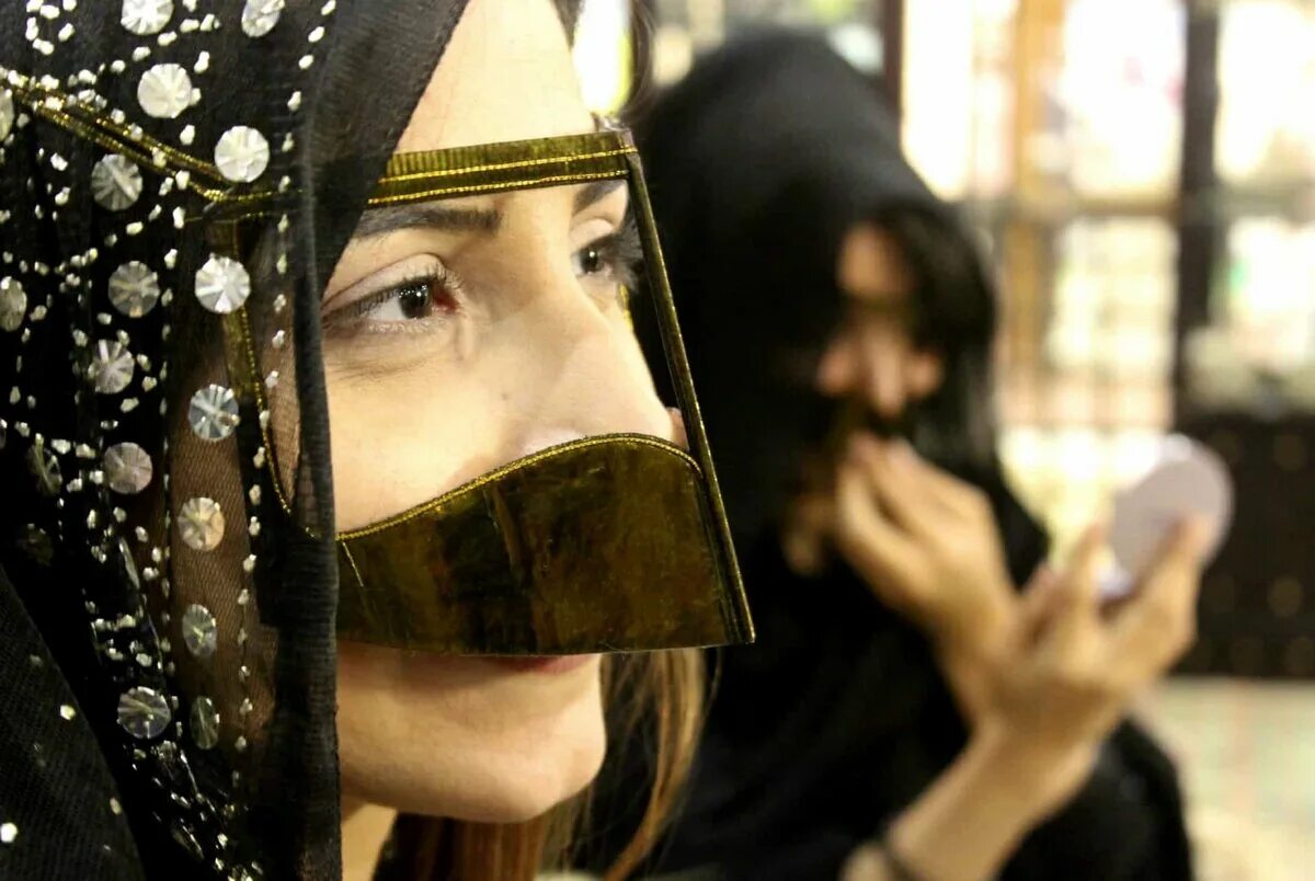 Можно мусульманину носить золото. Бурга (Burkha). Эмиратская бурка. Арабские женщины в масках. Арабские эмираты маска на женщин лицо.