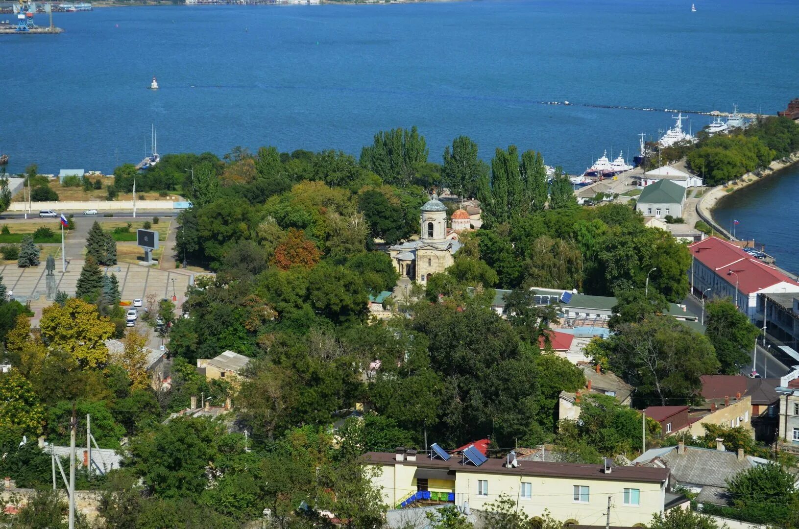 Универмаг чайка керчь. Гора митридат вид с моря. Керчь фото 2022. Генуэзская крепость керчь. Гора митридат.