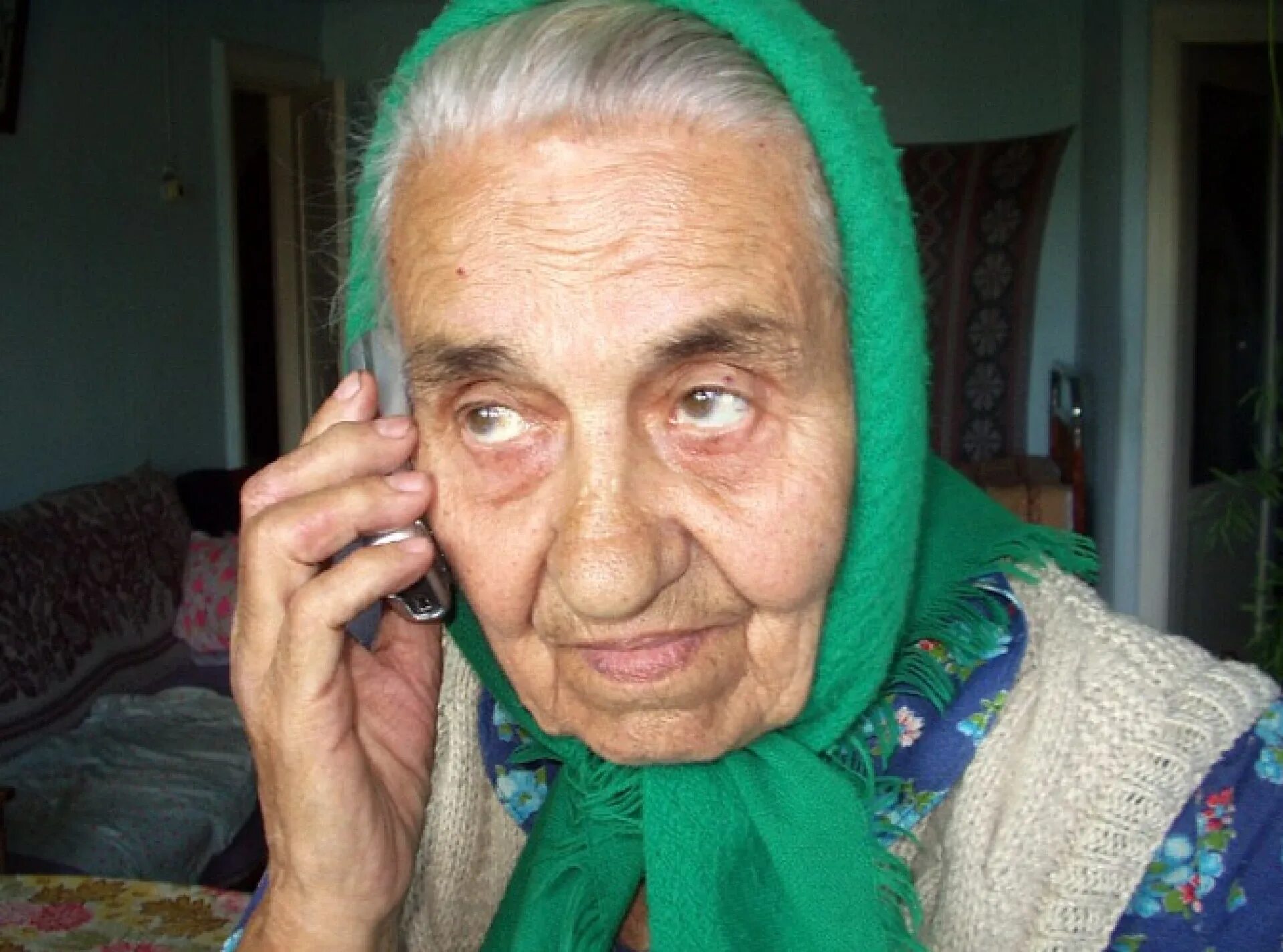 Какой номер бабушки. Бдительная старушка. Бабка с телефоном. Бабуля с телефоном. Старушка в платке.