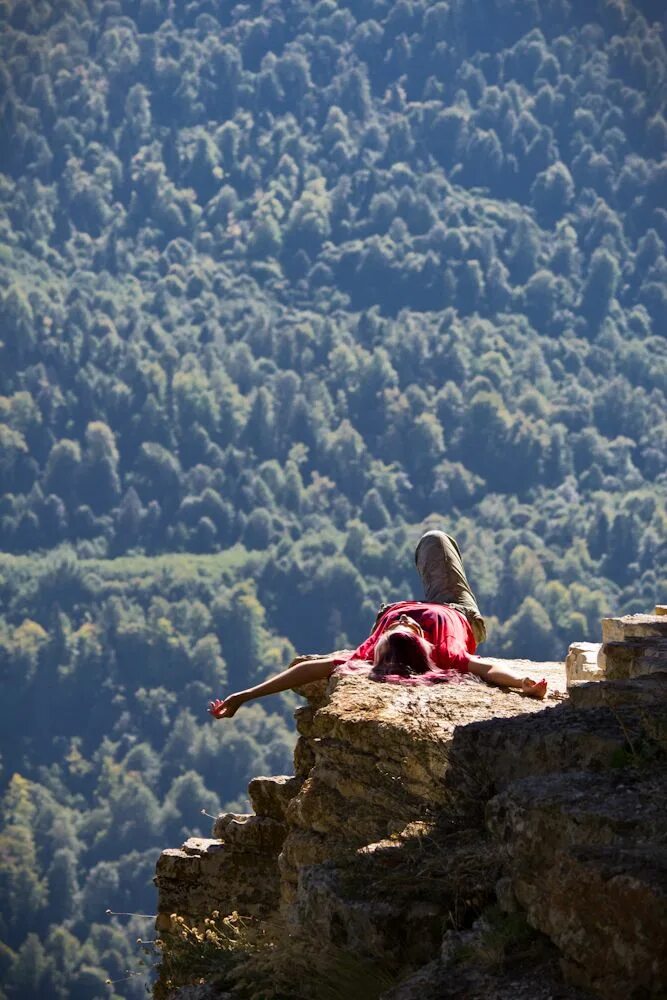 Пропасть со связи. Девушка в горах. Над обрывом. Фотосессия в горах. Девушка на горе.