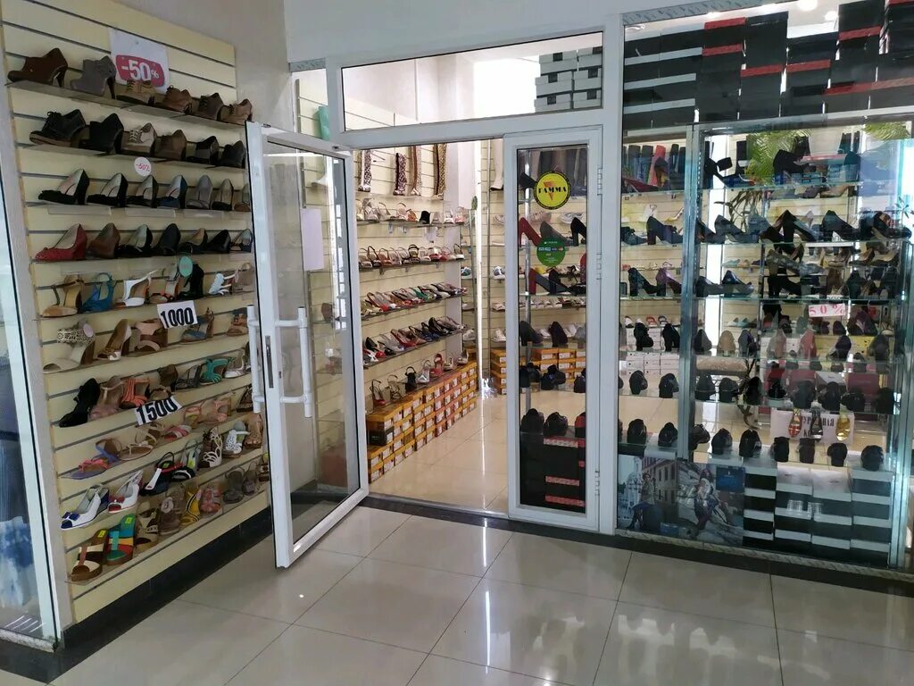 Магазин обуви step. Магазин еврообувь ставрополь. Бутик обуви. Маленький магазин обуви. Доваторцев ул.