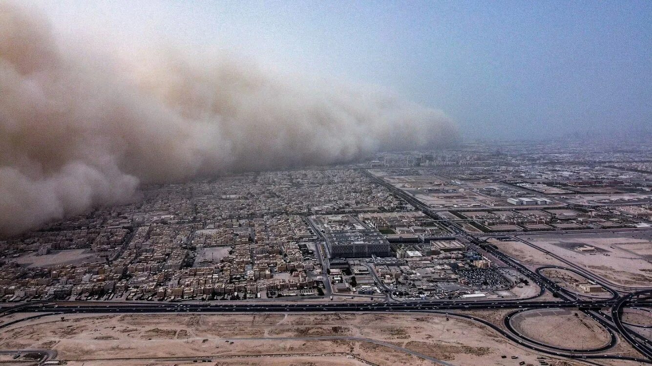 Пыльный город где то. Самум Песчаная буря. Песчаная буря в Дубае. Пылевая буря в Дубае. Песчаная буря Саудовская Аравия.