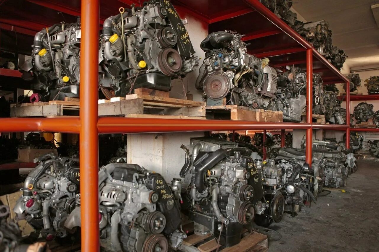 База двигателей автомобилей. Контрактные автозапчасти. Склад двигателей. Контрактные ДВС. Контрактные двигатели склад.
