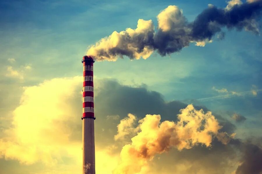 Заводы загрязняют природу. Атмосферное загрязнение. Выбросы заводов в атмосферу. Облака сверху. Атмосферный воздух.