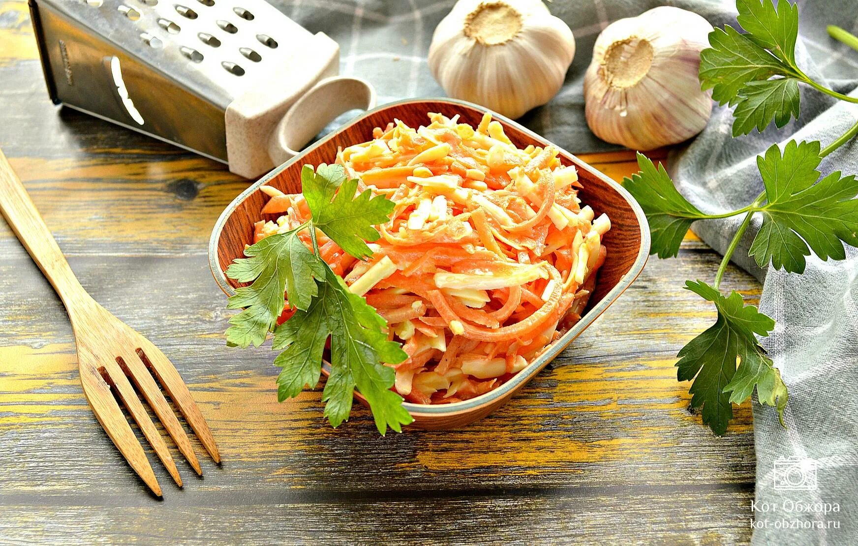 Салат с морковью и сыром рецепт. Салат из моркови с майонезом. Салат с морковью и сыром рецепт. Салат морковный с сыром. Морковка с сыром и чесноком.