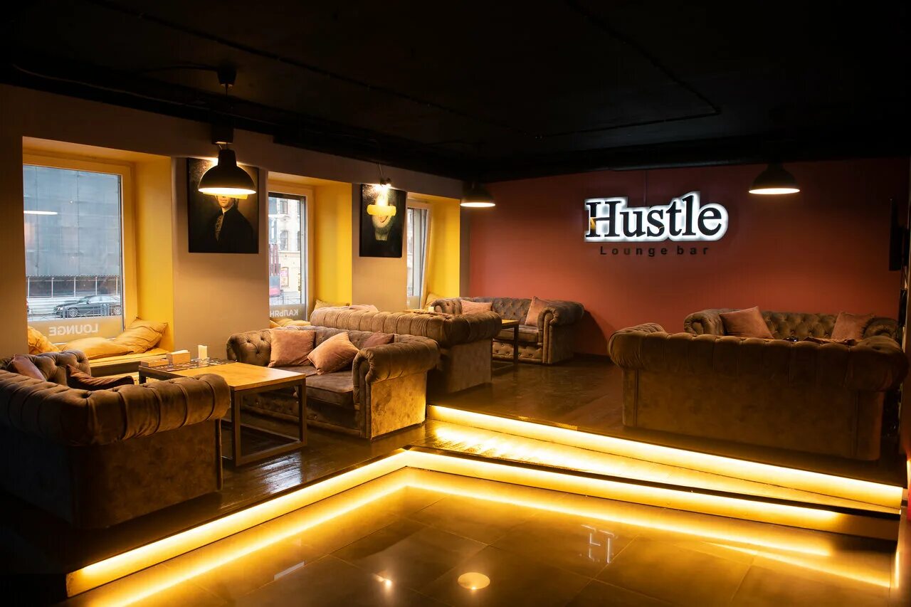Hustle lounge bar, санкт-петербург. Hustle lounge bar. Лаунж бар питер. Мужчина в кальянной. Hustle lounge bar, санкт-петербург.