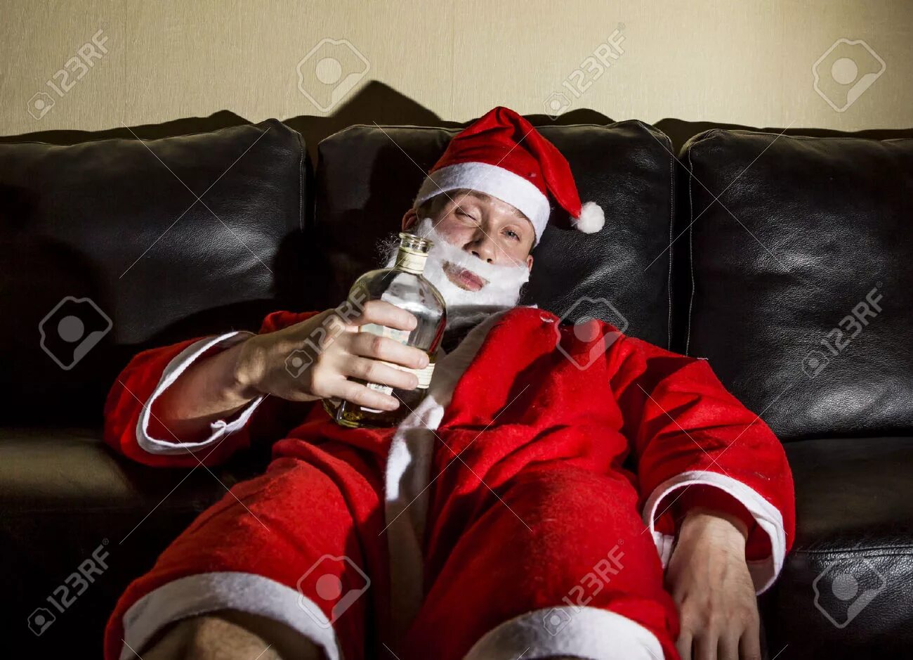 дорогой дед мороз мне сладкого нельзя. бармен виски. дед мороз по барам ходит наливайте вискаря. дед мороз и снегурочка приколы. новогоднее пьянство.