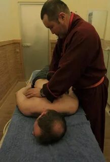 Где принимает костоправ