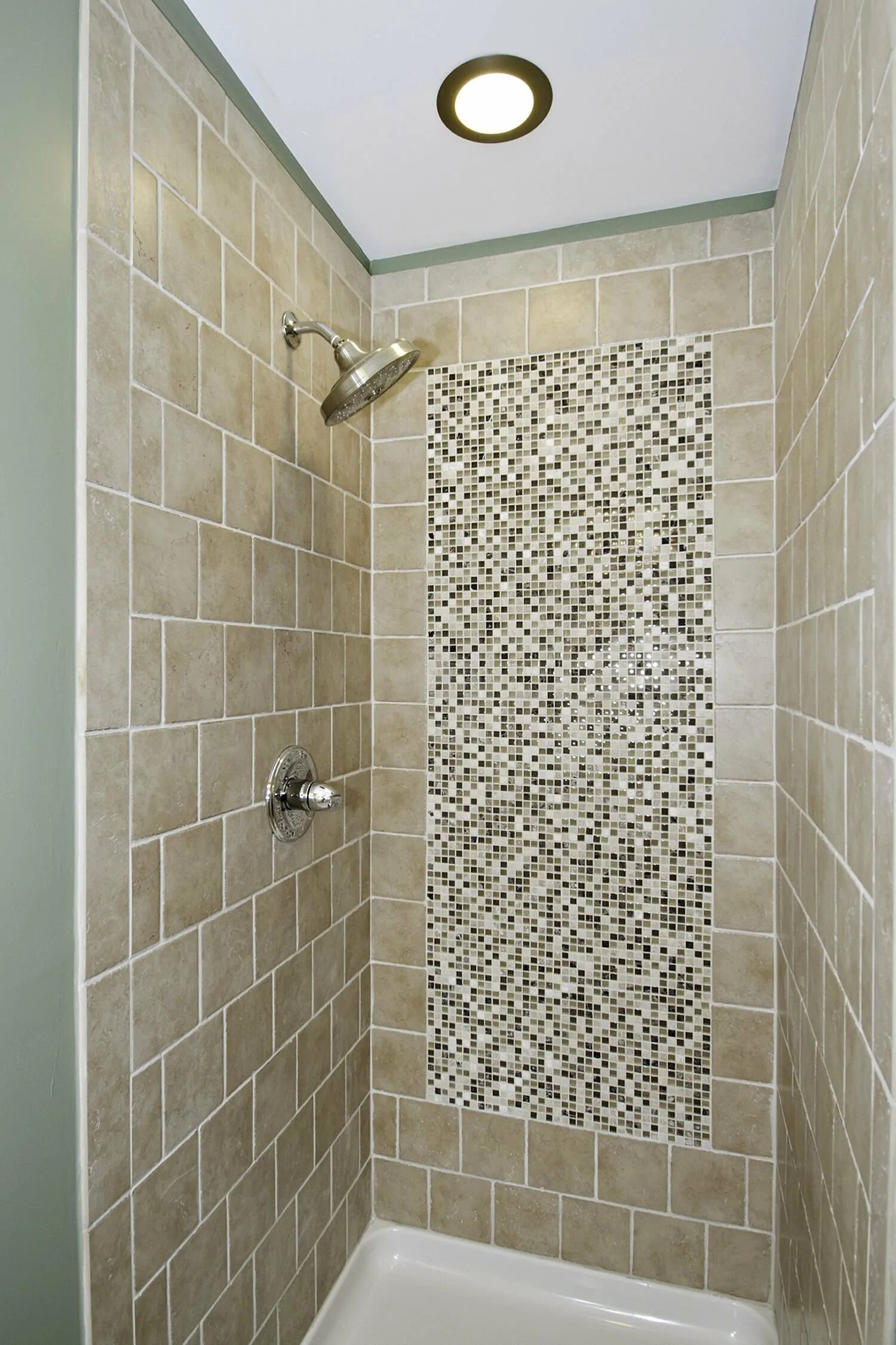 Плитка для ванной на стены лучше. Мозаика в ванную комнату. Плитка мозаика для ванной комнаты. Сочетание плитки и мозаики. Сочетание мозаики и плитки в ванной.