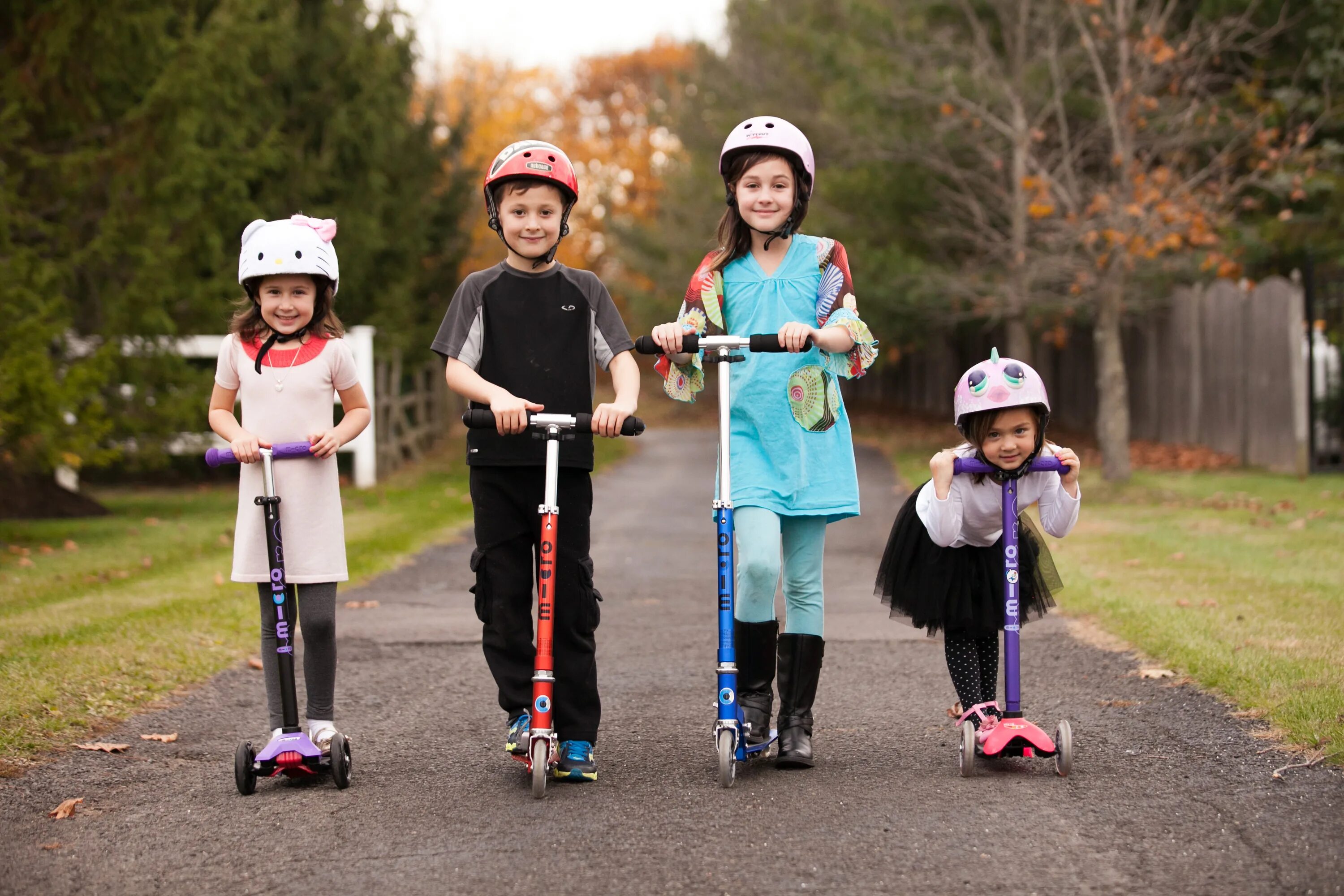 Какой самокат ребенку 7 лет. Детский электросамокат Kids Scooter. Ребенок на самокате. Кататься на самокате. Дети катаются на самокате.