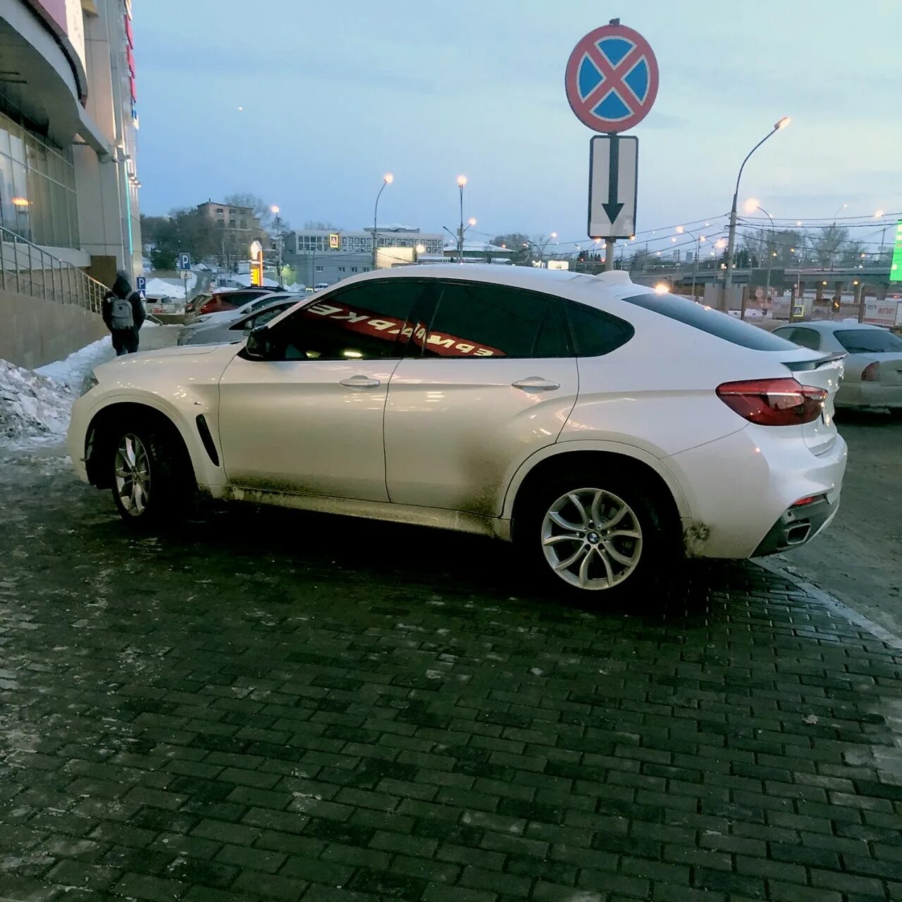 Я девочка, паркуюсь кпк могу на порш кайене. Один чудак в порше. Один чудак в порше. Припарковался на два места. Один чудак в порше.