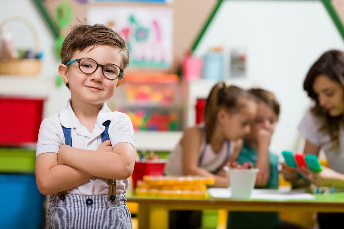 Little school children. Современный класс для дошкольников. Современный дошкольник. Дети в школе. Дошкольники учатся.