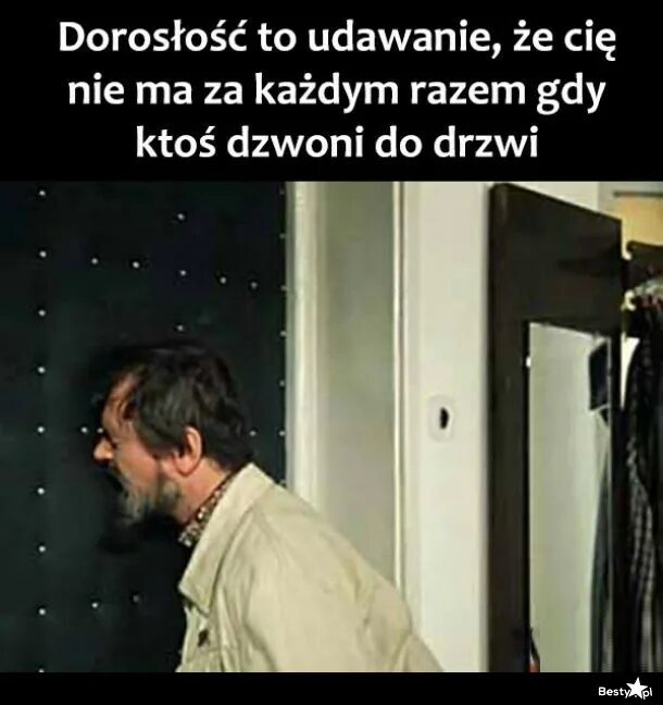 Подсматрива те в глазок. Глазок дверной. Смотрит в глазок. Дверной глазок прикол.