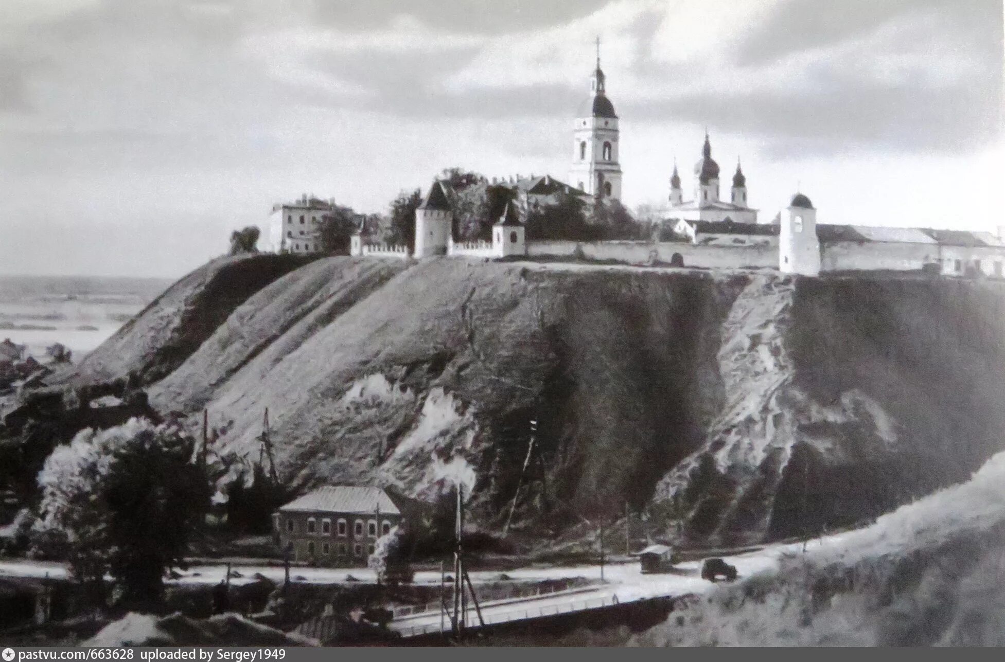 В тобольске во времена войны насчитывались десятки. Тобольский Кремль 17 век. Старый Тобольский Кремль. Тобольск Знаменский монастырь 19 век. Тобольский Кремль Тобольск.