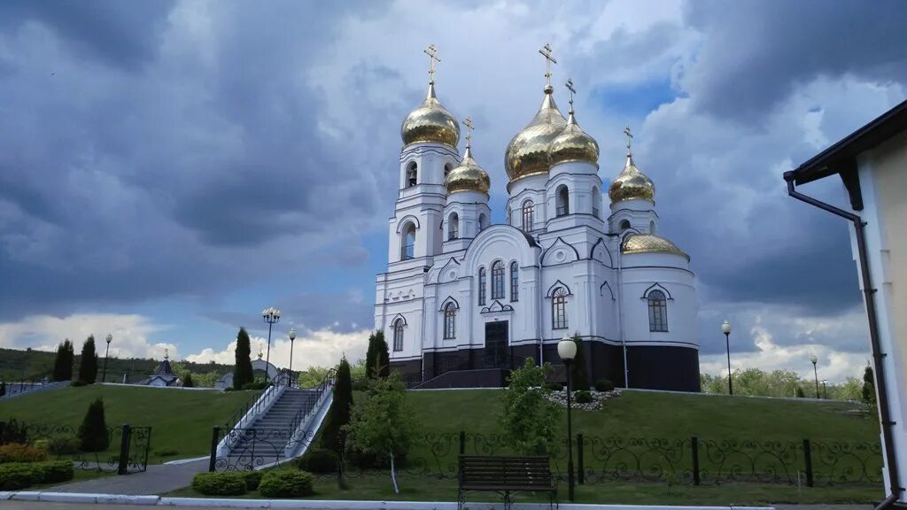 Иоанновский женский монастырь, алексеевка вид через реку. Иоанновский женский монастырь алексеевка саратовской обл. Иоанновский женский монастырь, алексеевка вид через реку. Иоанновский женский монастырь алексеевка. Алексеевка саратовская область.