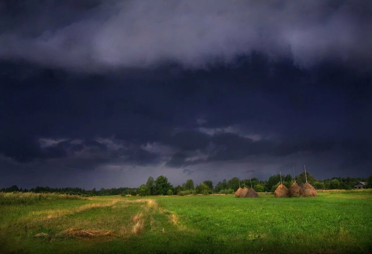 Перед грозой. Деревня перед грозой. Природа перед грозой. Грозовое небо в деревне.