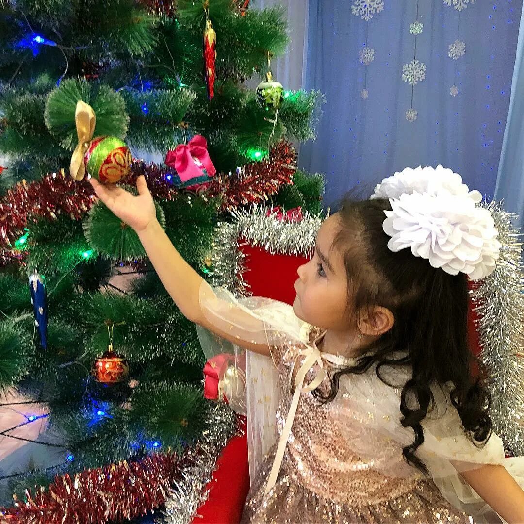 Новогодние утренники в доу. Идеи для новогоднего утренника. Идеи для новогоднего утренника. Украшение зала в детсаду на новый год. Идеи для новогоднего утренника.