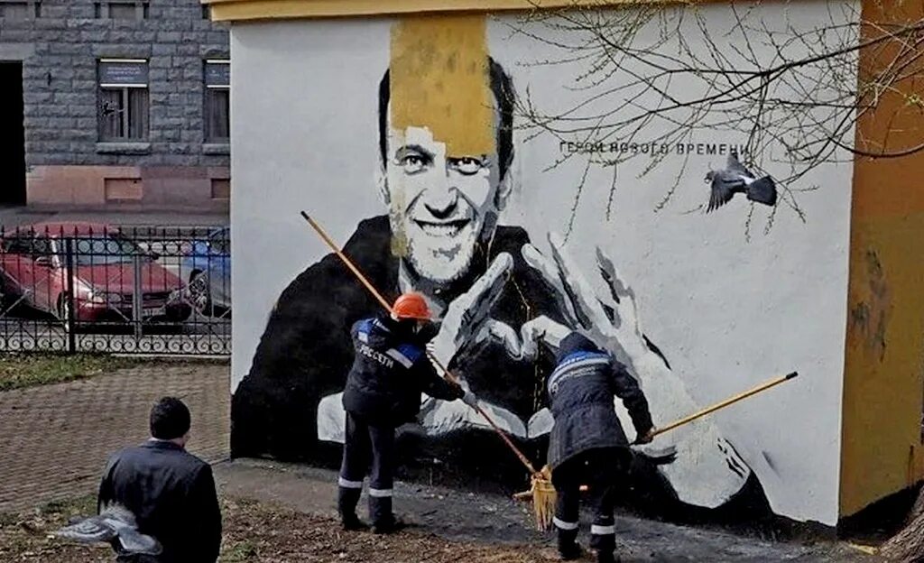 Time 100 влиятельных людей. Навальный граффити. Граффити полиция. Граффити Навальный в Питере. Полицейский граффити.