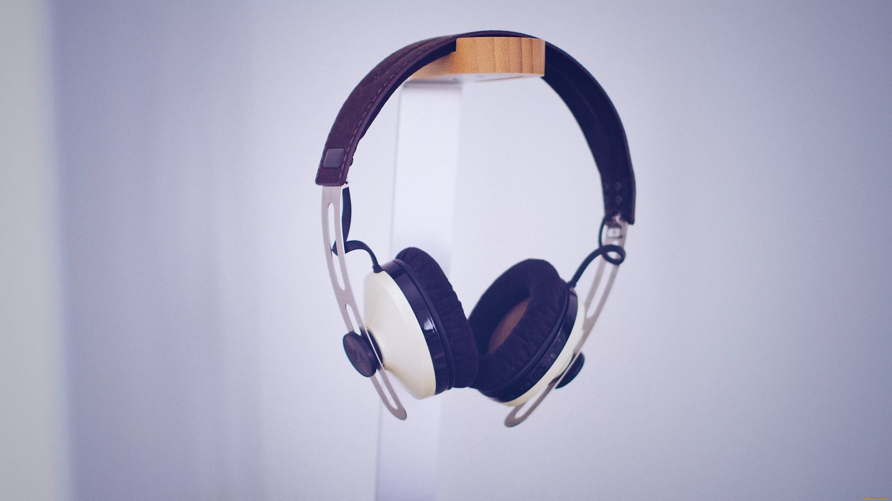 Наушники nubwo no 5000. Ear hook для наушников для xiaomi. Наушники 85 дб. Наушники висят. Наушники изолирующие внешние звуки.