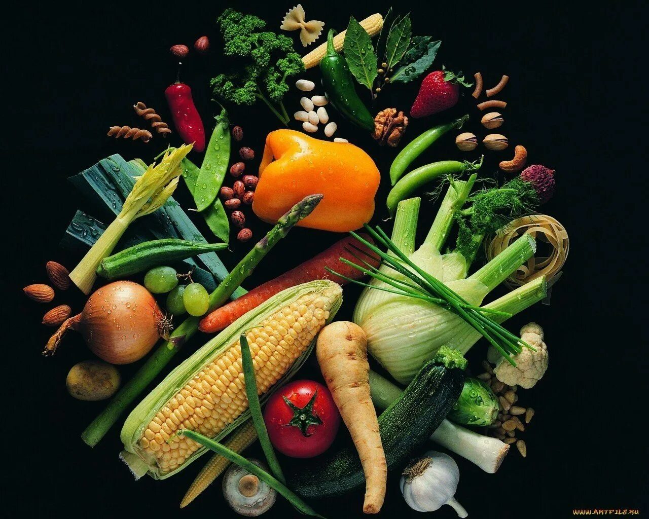 Овощи разные. Растительная пища. Здоровая пища. Здоровая еда на темном фоне.