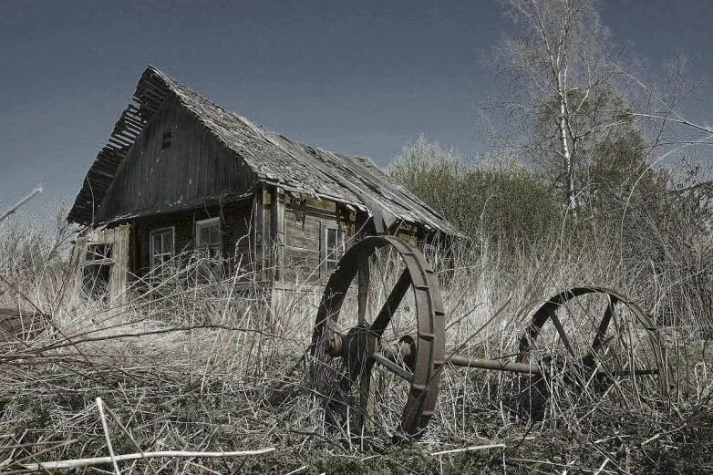 Деревня разруха. Умирающие деревни россии. Вымирающие деревни кировской области. Страшные заброшенные деревни россии. Умирающие деревни.