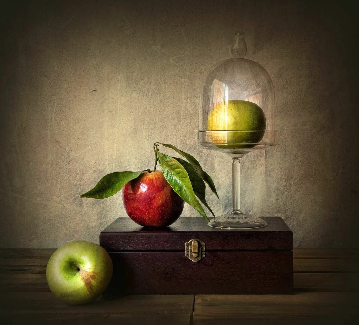 Яблоко постановка. Натюрморт с фруктами постановка. Двухтональная композиция яблоко. Натюрморт с яблоками. Композиция с яблоками.