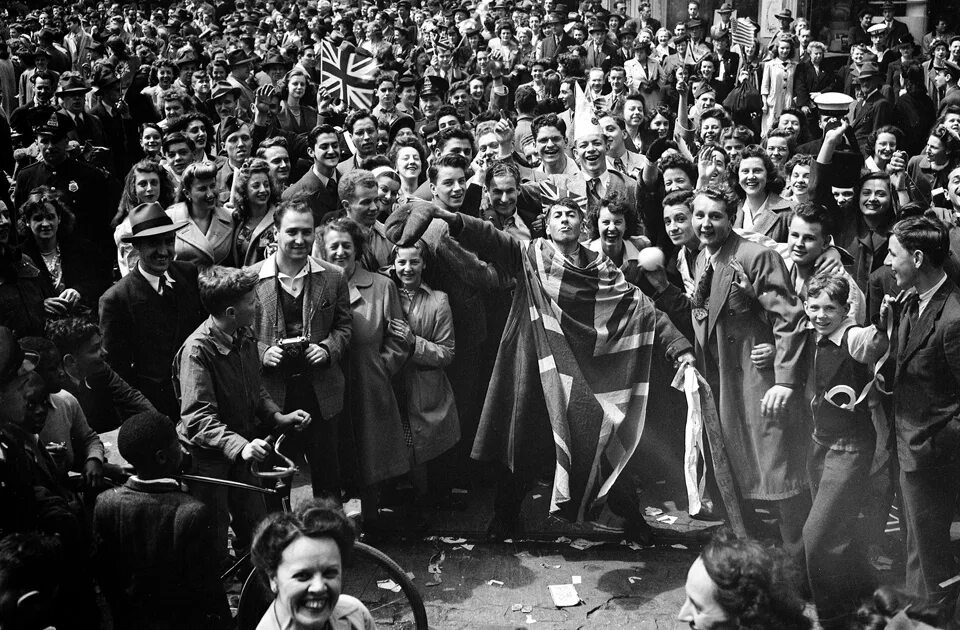 После победы 2. Ликование победы 1945. победа 9 мая 1945. празднование 9 мая 1945 года. день победы (1945) фото.