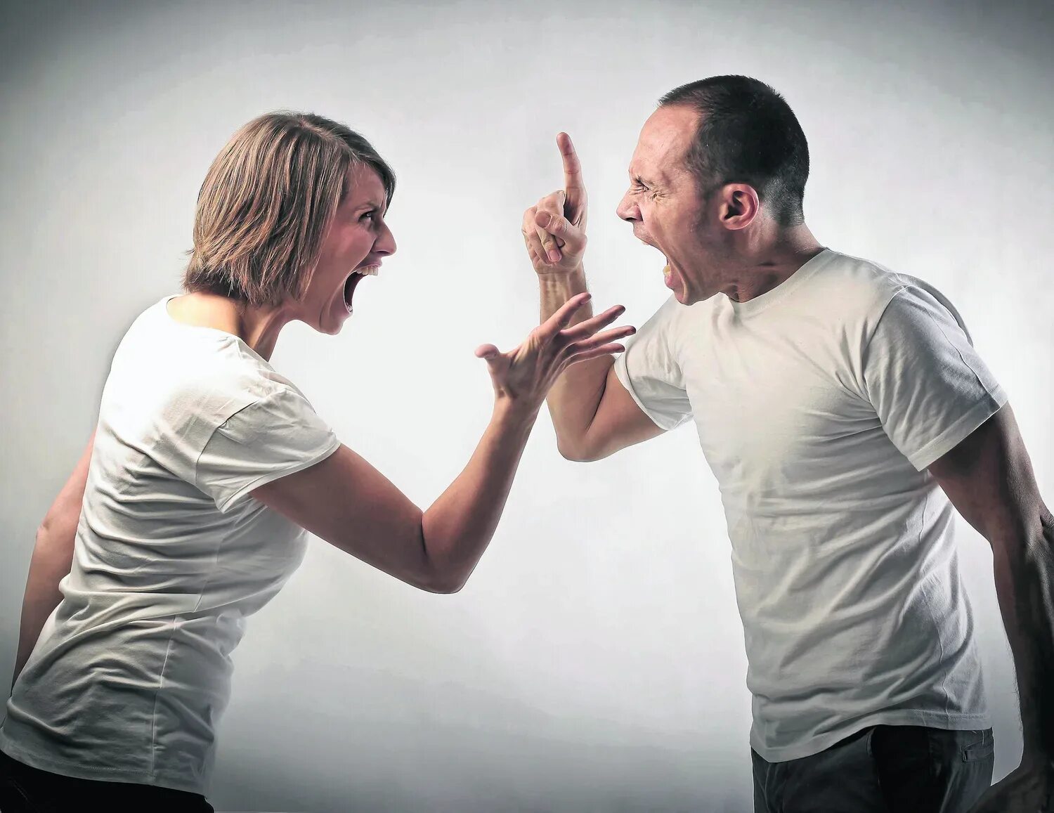 Из за стены по прежнему слышалось однообразное. Семейные конфликты. Разлука. Слышимость в квартире. Запятые в предложениях.