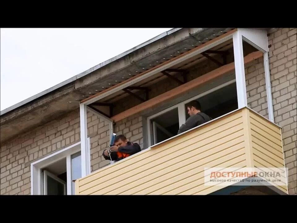 Балкон последний этаж. Балкон с крышей в хрущевке. балкон с козырьком в хрущевке. крыша балкона на последнем этаже.