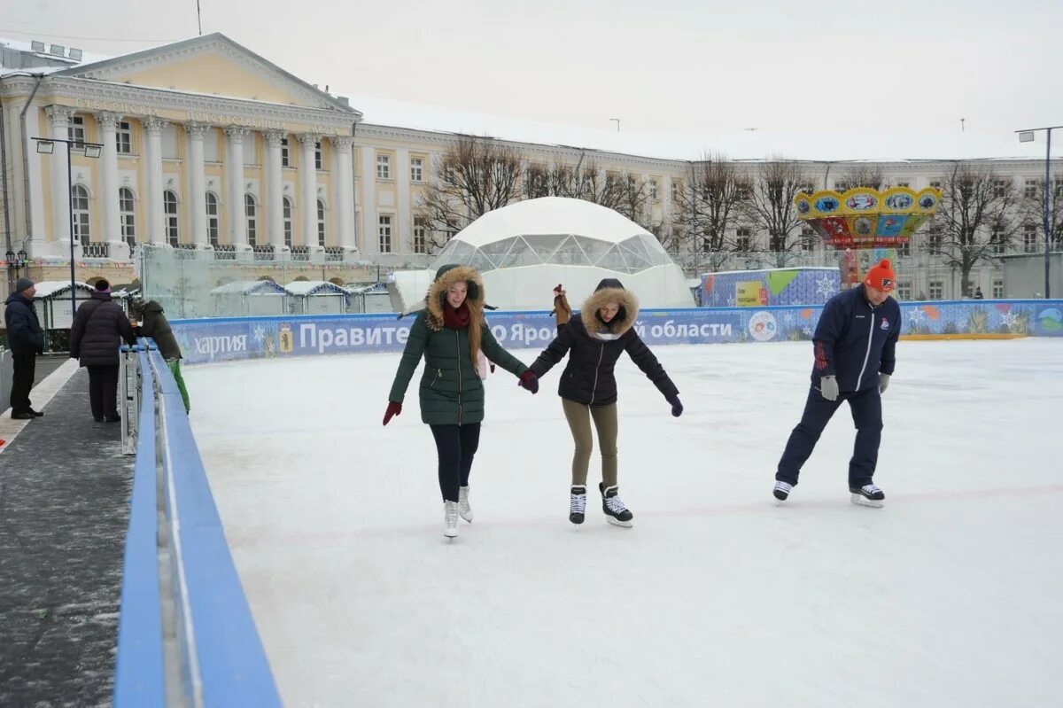 Бесплатный ли каток. Каток на Советской площади Ярославль. Парк 1000 летия Ярославля каток. Каток на Советской площади Ярославль 2024. Каток на Советской площади Ярославль 2023.