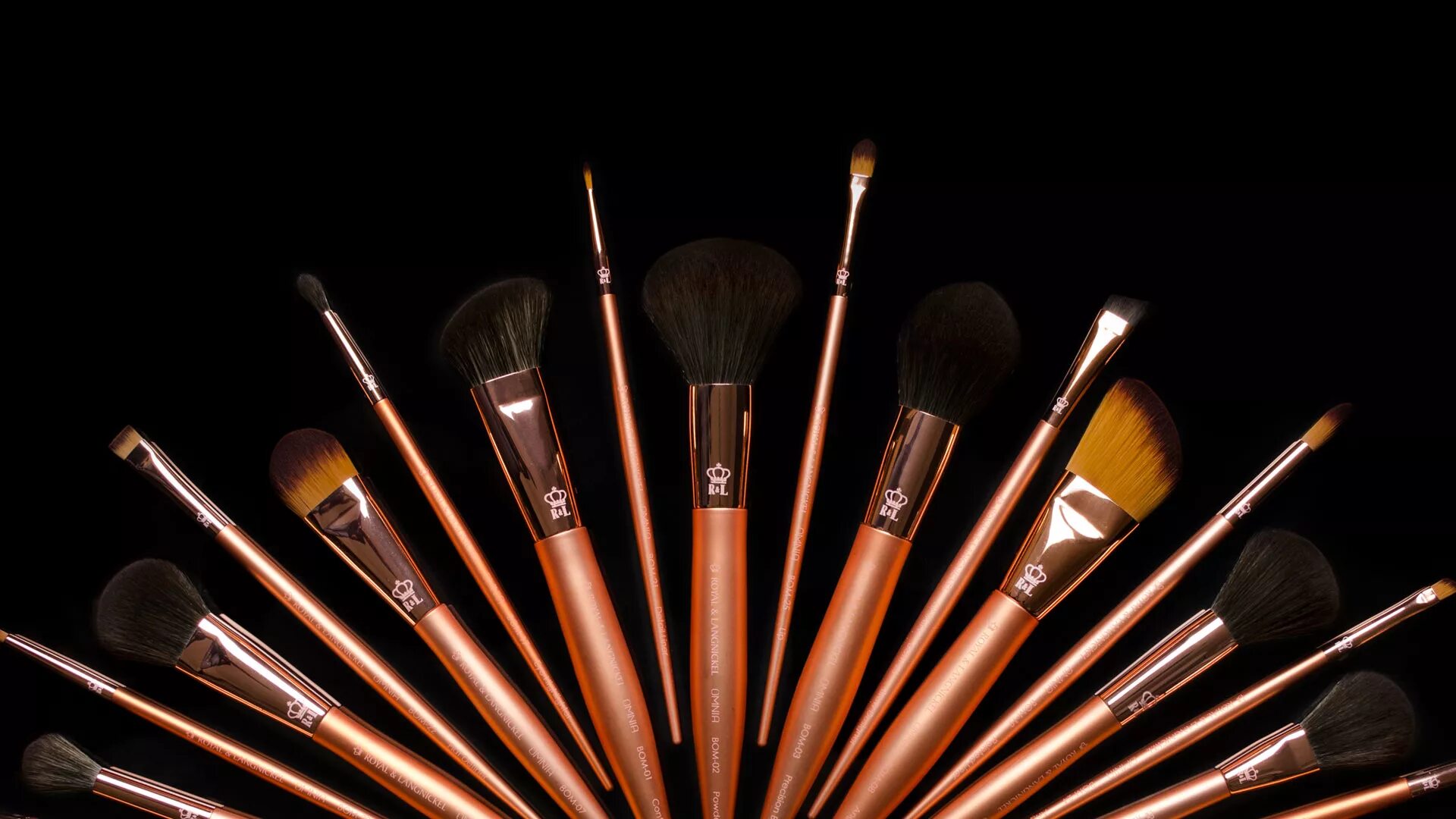 Makeup brush кисти. Кисть dizain. кисти борк для макияжа. кисти для макияжа maniac. кисти для макияжа лисица.