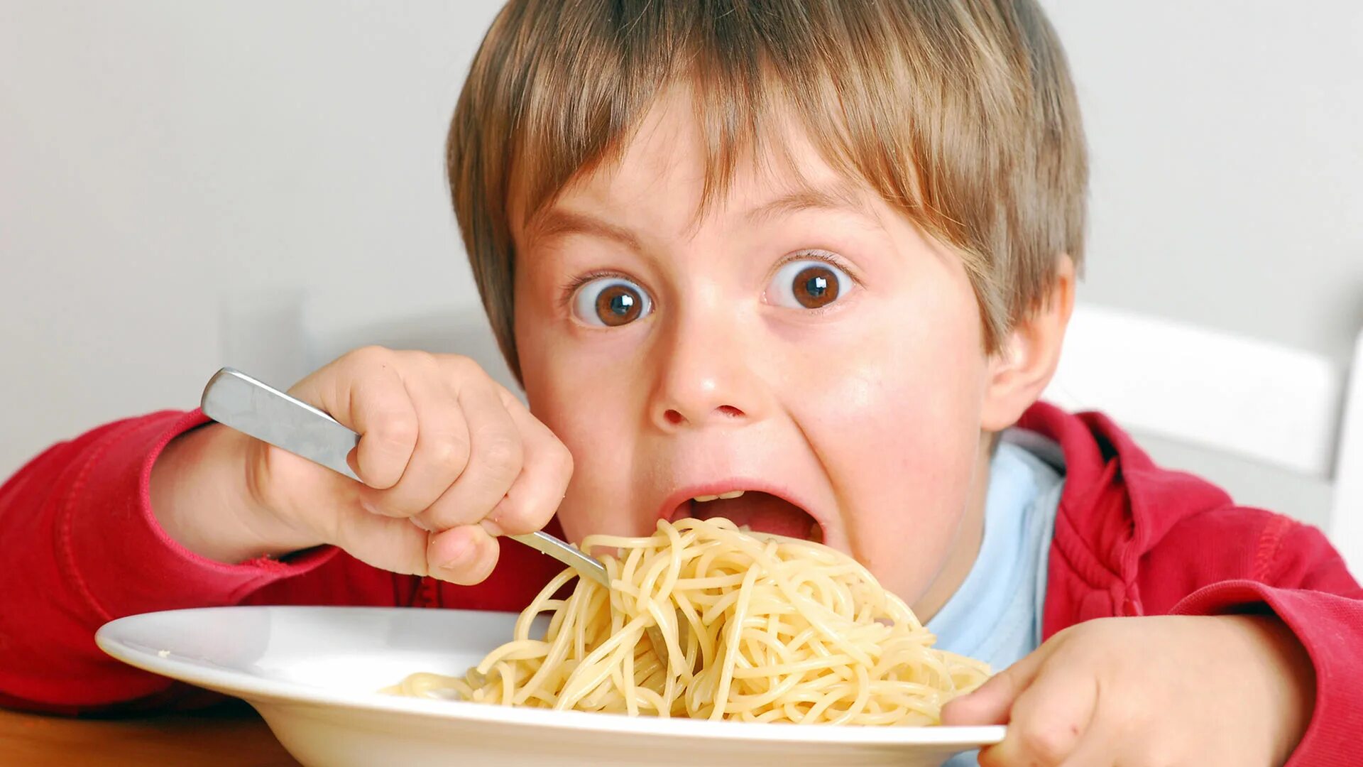 Мальчик ест макароны. Еда для детей. Ребенок кушает. Кушать. Бывает и голодный