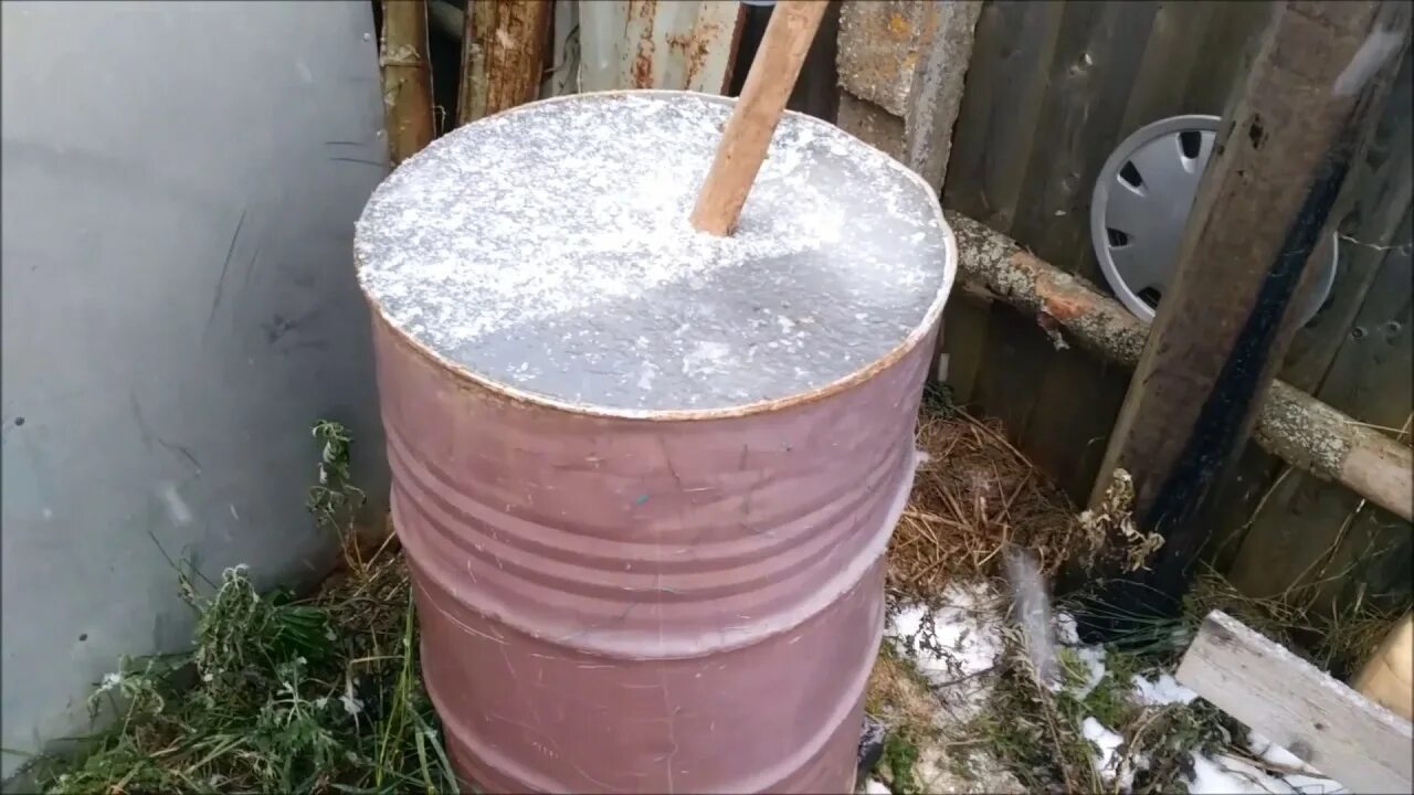 Вода в баке зимой. Бочки с водой на даче зимой. железная бочка на даче зимой. утеплитель для металлических бочек. вода в бочке.