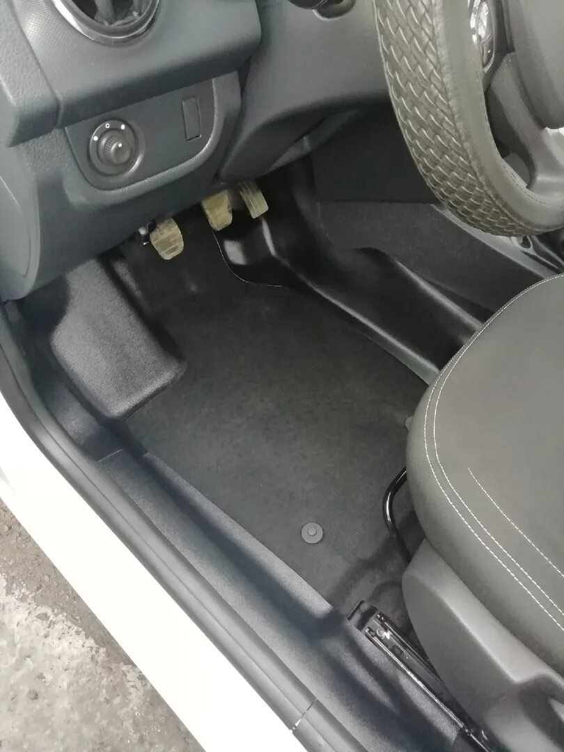 Неровный пол у водителя - Renault Sandero Stepway (2G), 1,6 л, 2016 года наблюде