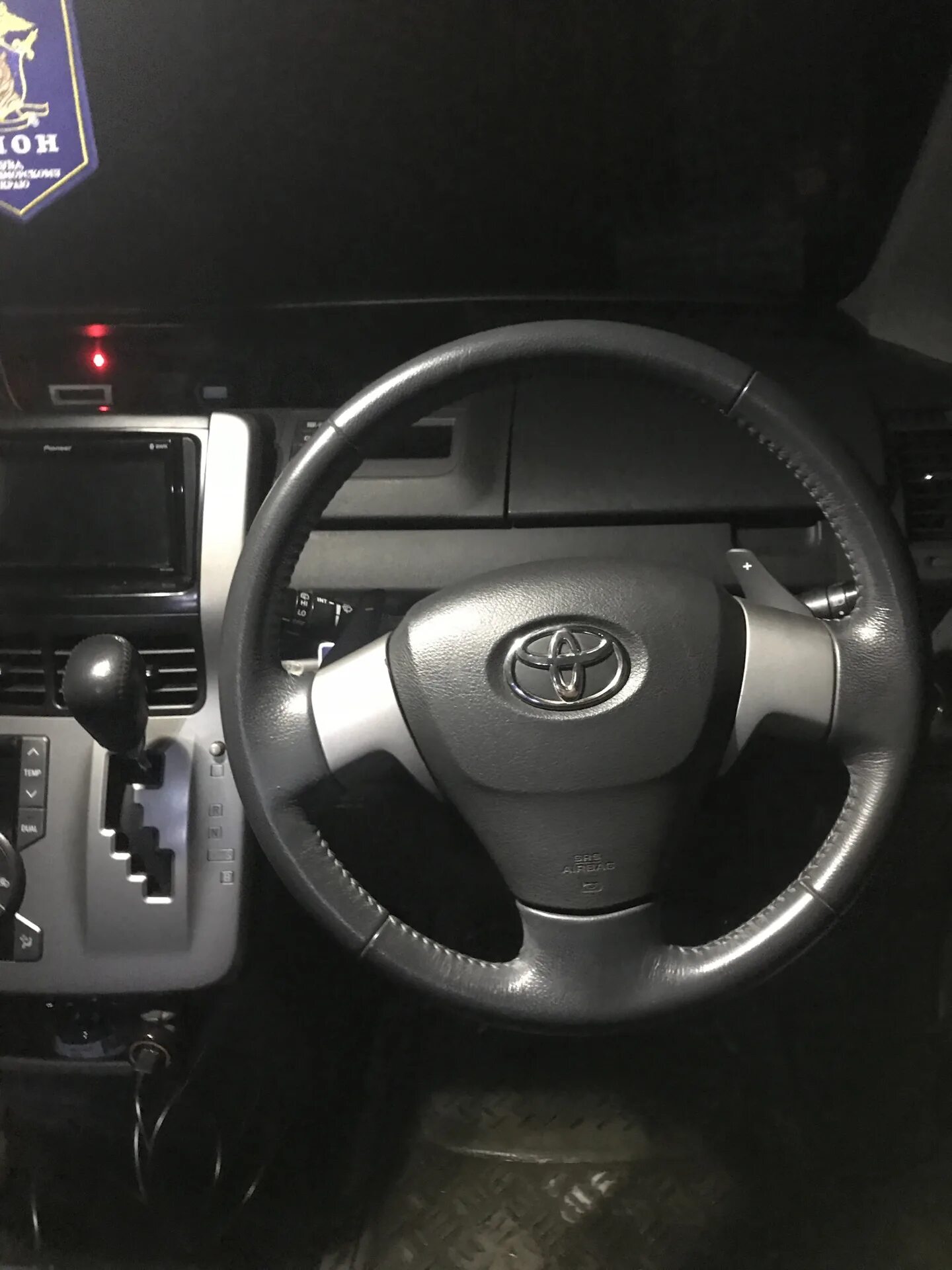 Руль toyota voxy. Руль тойота вокси. Руль toyota voxy. Руль тойота альфард. Торпедо левый, руль на toyota voxy.