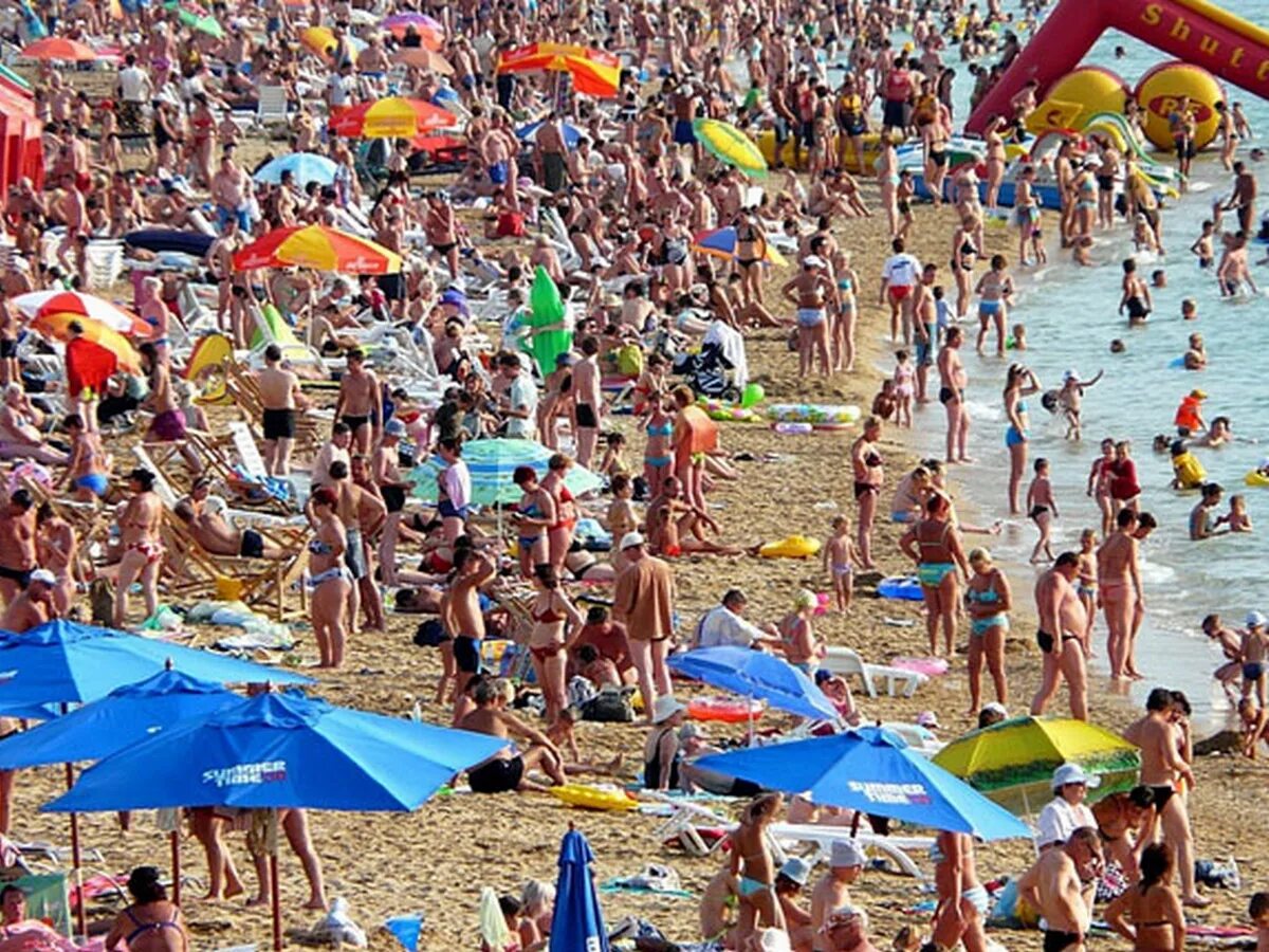 Где мало народу. Пляж Крым много людей. Переполненные пляжи Крыма. Переполненный пляж Крым. Крым пляж люди.