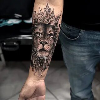 Тату льва на руке