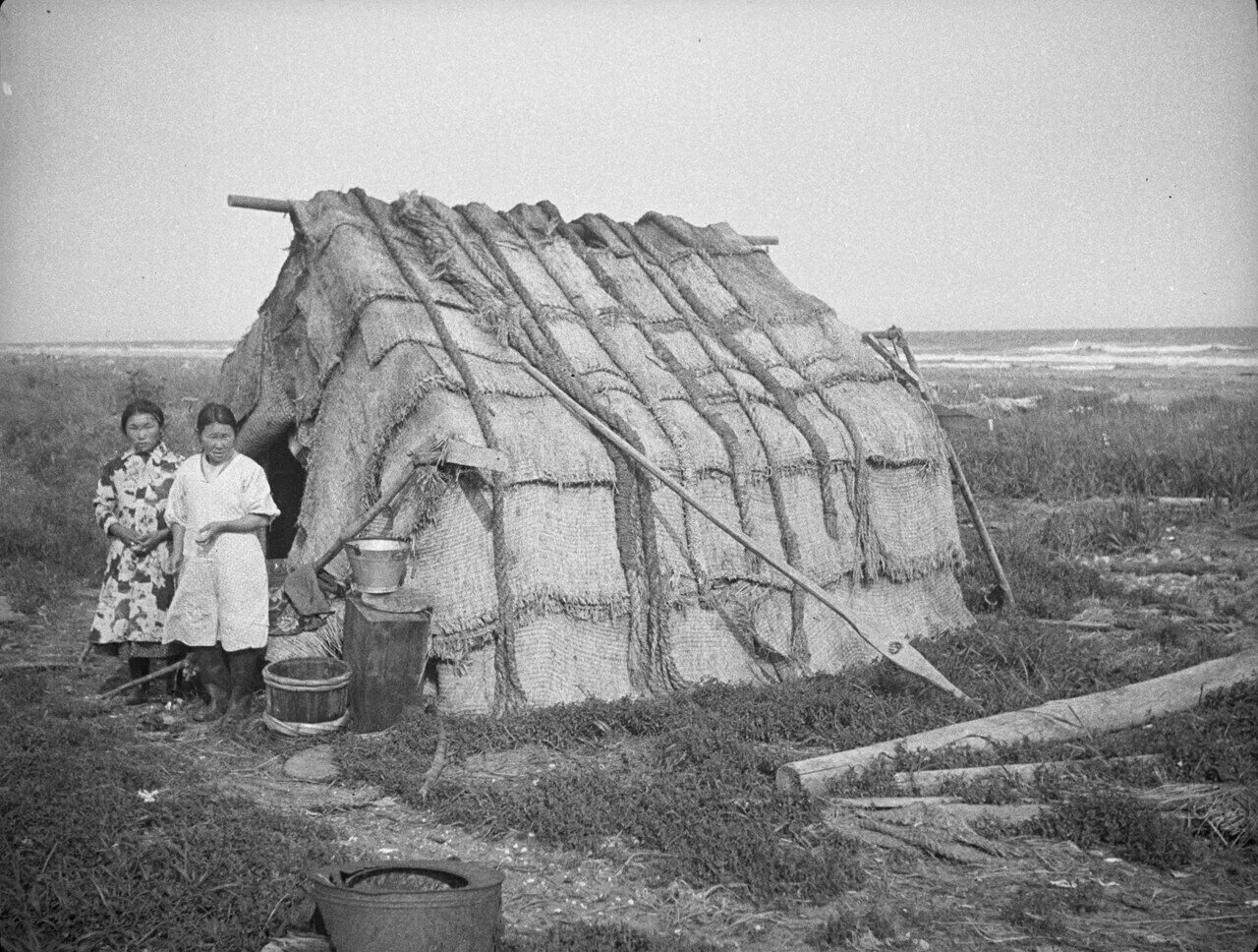 Оседлый быт. Традиционное жилище нивхов. Фанза жилище нанайцев. Жилище удэгейцев. Нивхи жилище традиционное жилище.