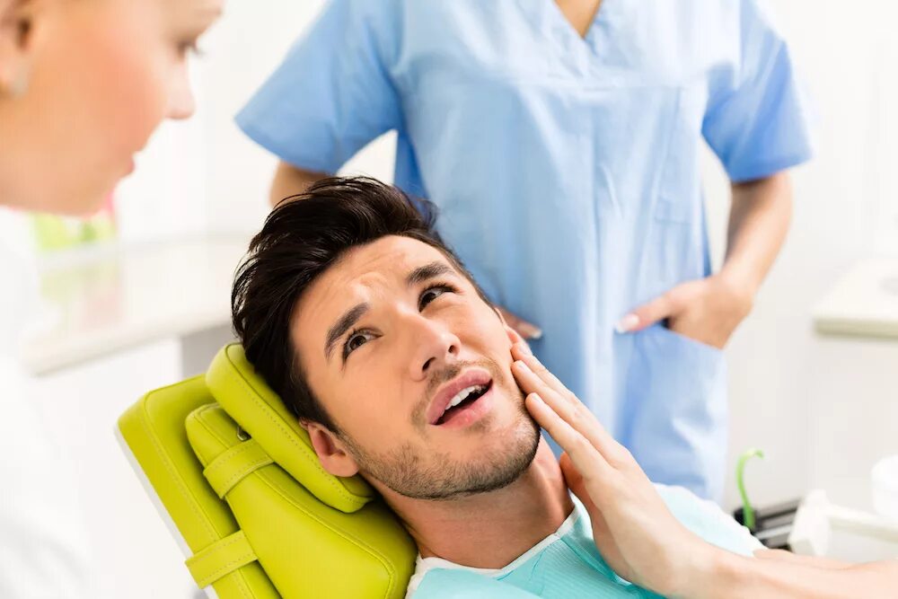 Стоматология мудрый. Стоматология мужчина. Сайт стоматологии. Стоматолог и пациент. Прием у стоматолога.