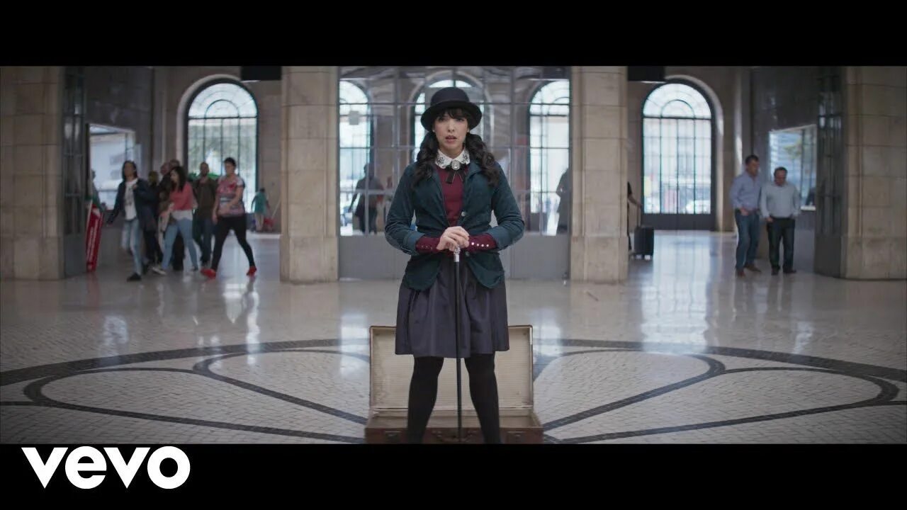 Indila. Parle a ta tete. Индила парле та тете. Indila французская певица. Parle tete indila.