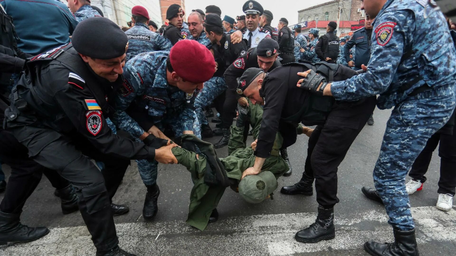 Последняя ситуация армения. Протесты в Армении. Протесты в Ереване. Неповиновение полиции. Полиция Армении.