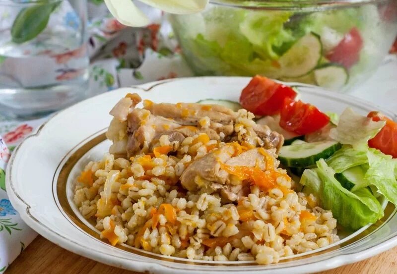 Плов как каша. Перловая крупа с курицей. плов с перловкой и курицей. плов из перловки в мультиварке. перловка с курицей и овощами.