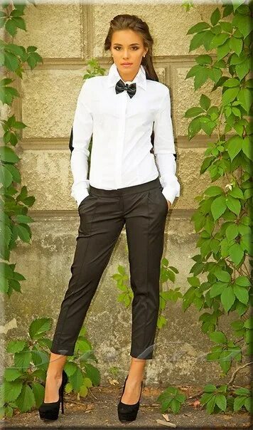 Черные брюки белая блузка. Блузка с брюками. Белая блузка и черные брюки. Белая рубашка черные брюки. Белая блузкачерныые брюки.