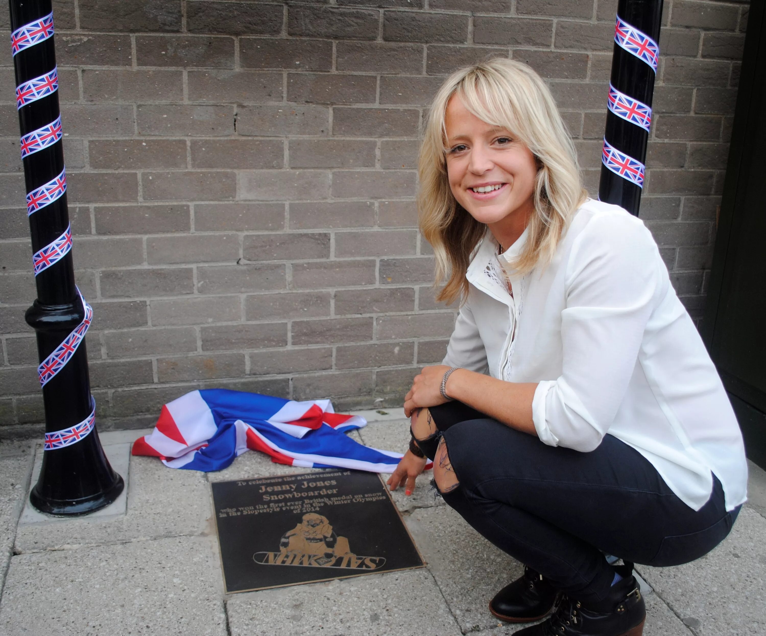 Jenny jones модель. Блондинка дженни джонс. Дженни джонс домохозяйка. Дженни джонс блондинка 18. Jenny jones.