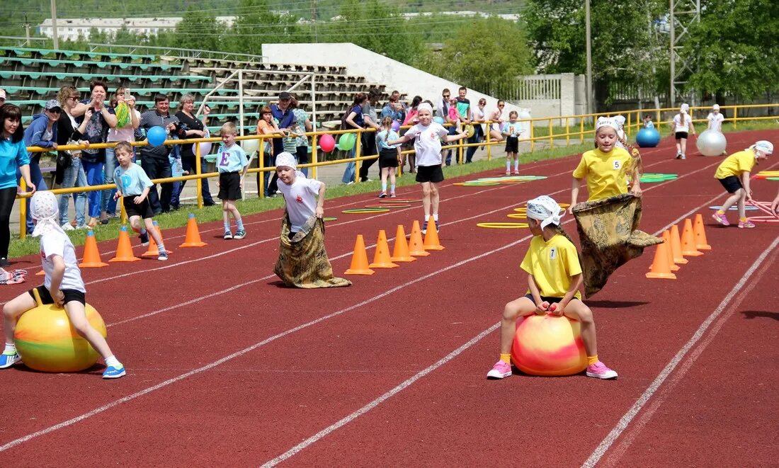 Провели веселые старты. Спортивный праздник для детей. Спортивные мероприятия для детей. Спортивные мероприятия. Веселые старты на стадионе.